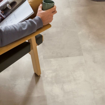 Pavimento in Laminato CAPTURE MUSE CEMENTO INDUSTRIALE QUICK-STEP effetto cemento grigio chiaro particolarmente apprezzato in abitazioni moderne
