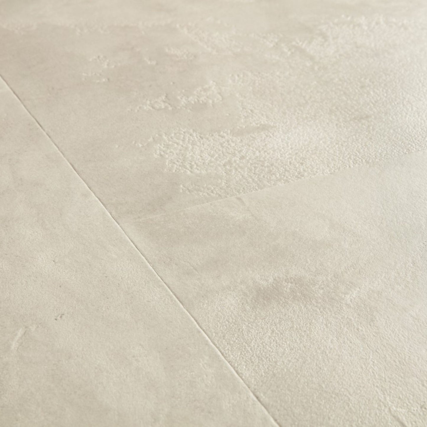 Pavimento in Laminato CAPTURE MUSE CEMENTO INDUSTRIALE QUICK-STEP effetto cemento grigio chiaro particolarmente apprezzato in abitazioni moderne
