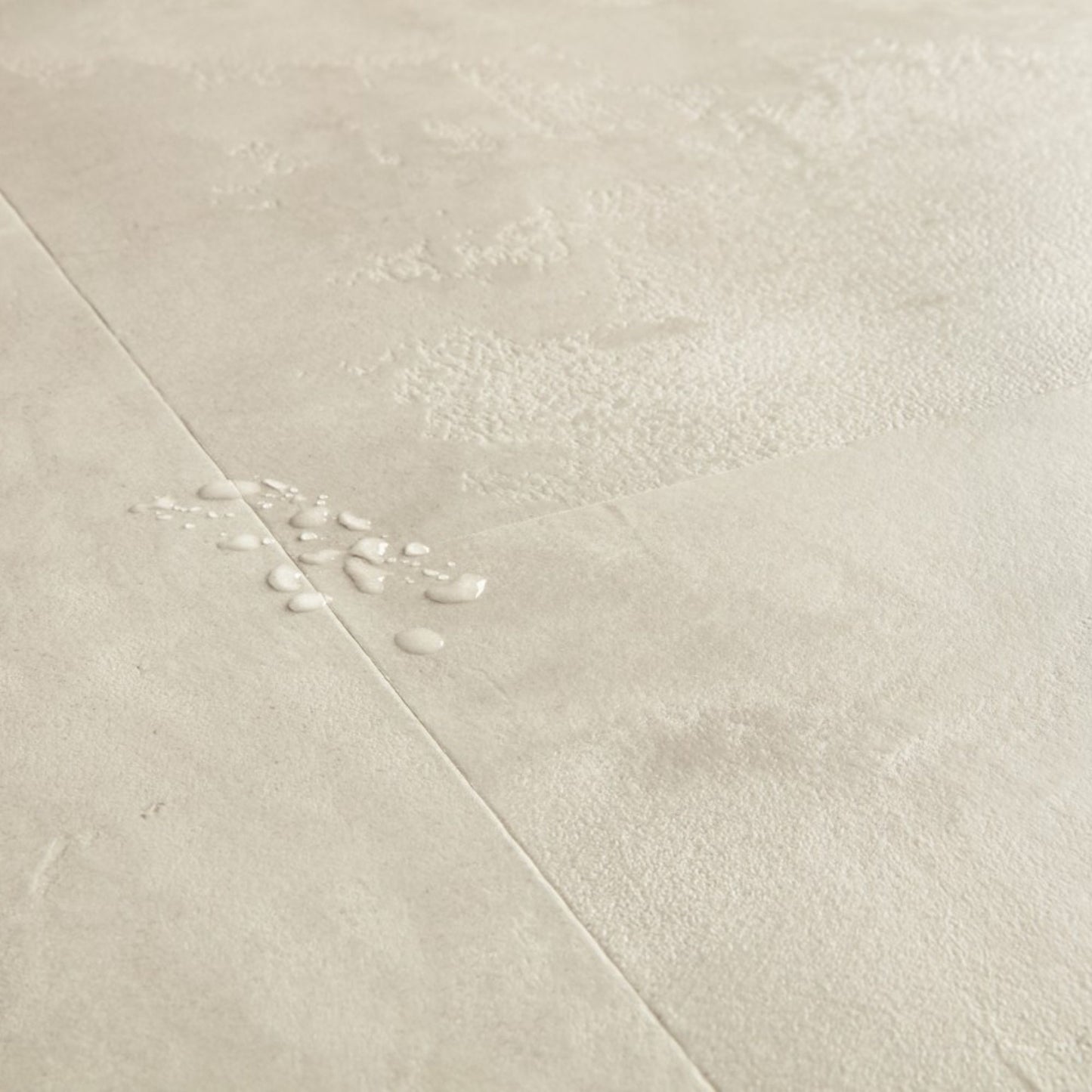 Pavimento in Laminato CAPTURE MUSE CEMENTO INDUSTRIALE QUICK-STEP effetto cemento grigio chiaro particolarmente apprezzato in abitazioni moderne