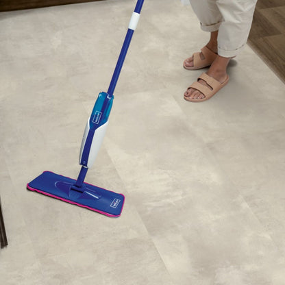 Pavimento in Laminato CAPTURE MUSE CEMENTO INDUSTRIALE QUICK-STEP effetto cemento grigio chiaro particolarmente apprezzato in abitazioni moderne