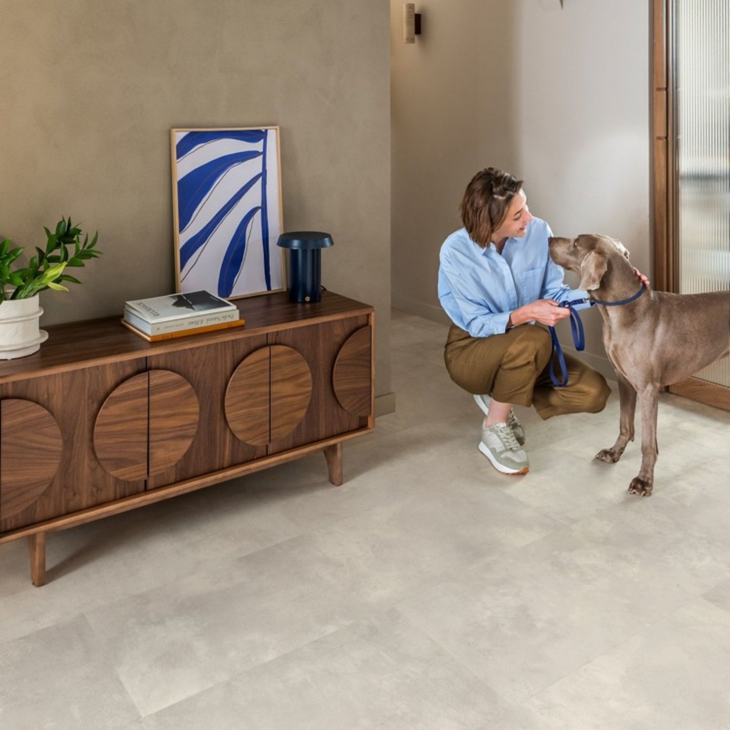 Pavimento in Laminato CAPTURE MUSE CEMENTO INDUSTRIALE QUICK-STEP effetto cemento grigio chiaro particolarmente apprezzato in abitazioni moderne