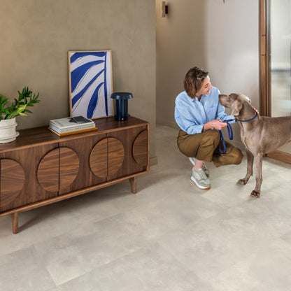 Pavimento in Laminato CAPTURE MUSE CEMENTO INDUSTRIALE QUICK-STEP effetto cemento grigio chiaro particolarmente apprezzato in abitazioni moderne