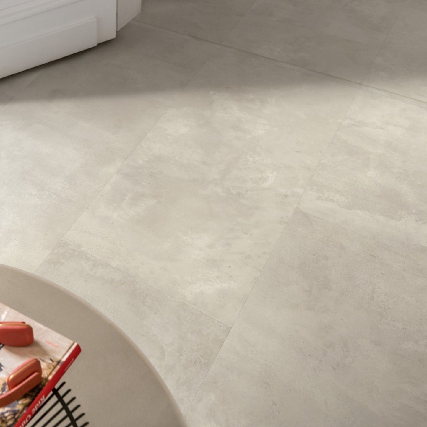 Pavimento in Laminato CAPTURE MUSE CEMENTO INDUSTRIALE QUICK-STEP effetto cemento grigio chiaro particolarmente apprezzato in abitazioni moderne