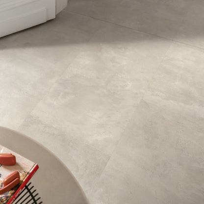 Pavimento in Laminato CAPTURE MUSE CEMENTO INDUSTRIALE QUICK-STEP effetto cemento grigio chiaro particolarmente apprezzato in abitazioni moderne