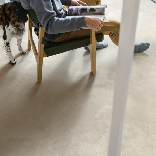 Pavimento in Laminato CAPTURE MUSE CEMENTO INDUSTRIALE QUICK-STEP effetto cemento grigio chiaro particolarmente apprezzato in abitazioni moderne