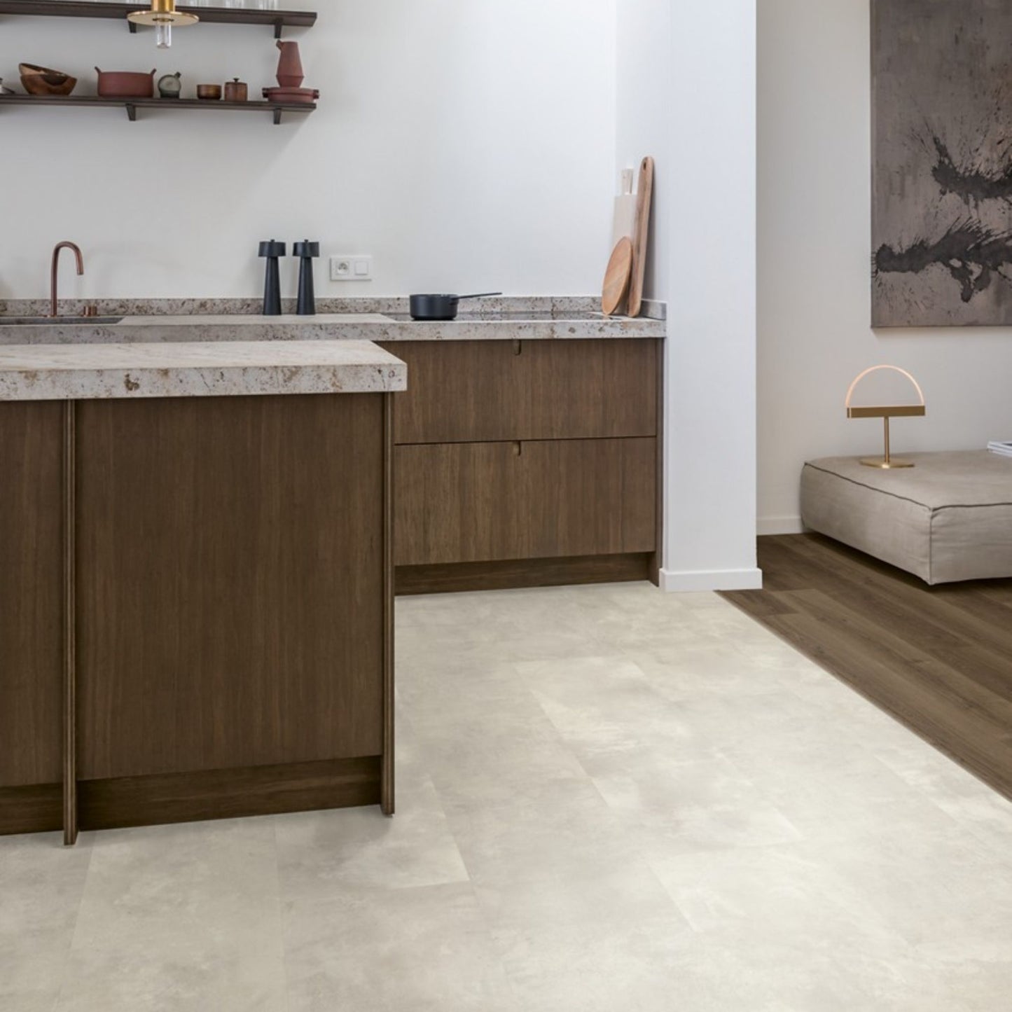 Pavimento in Laminato CAPTURE MUSE CEMENTO INDUSTRIALE QUICK-STEP effetto cemento grigio chiaro particolarmente apprezzato in abitazioni moderne
