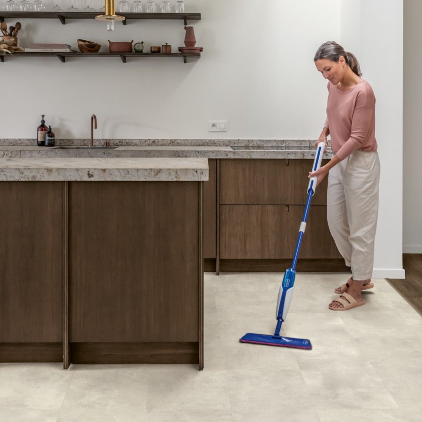 Pavimento in Laminato CAPTURE MUSE CEMENTO INDUSTRIALE QUICK-STEP effetto cemento grigio chiaro particolarmente apprezzato in abitazioni moderne