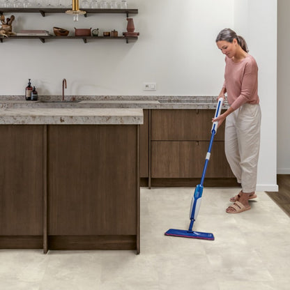 Pavimento in Laminato CAPTURE MUSE CEMENTO INDUSTRIALE QUICK-STEP effetto cemento grigio chiaro particolarmente apprezzato in abitazioni moderne