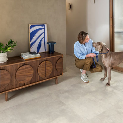 Pavimento in Laminato CAPTURE MUSE CEMENTO INDUSTRIALE QUICK-STEP effetto cemento grigio chiaro particolarmente apprezzato in abitazioni moderne