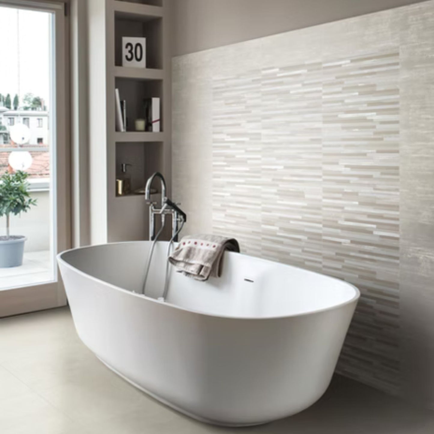 ETOILE SAVOIA ITALIA rivestimenti in bicottura in pasta bianca effetto cemento e muretto decorato per pareti bagno e living