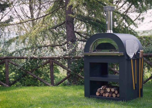 Forno Clementi Gold a legna in giardino