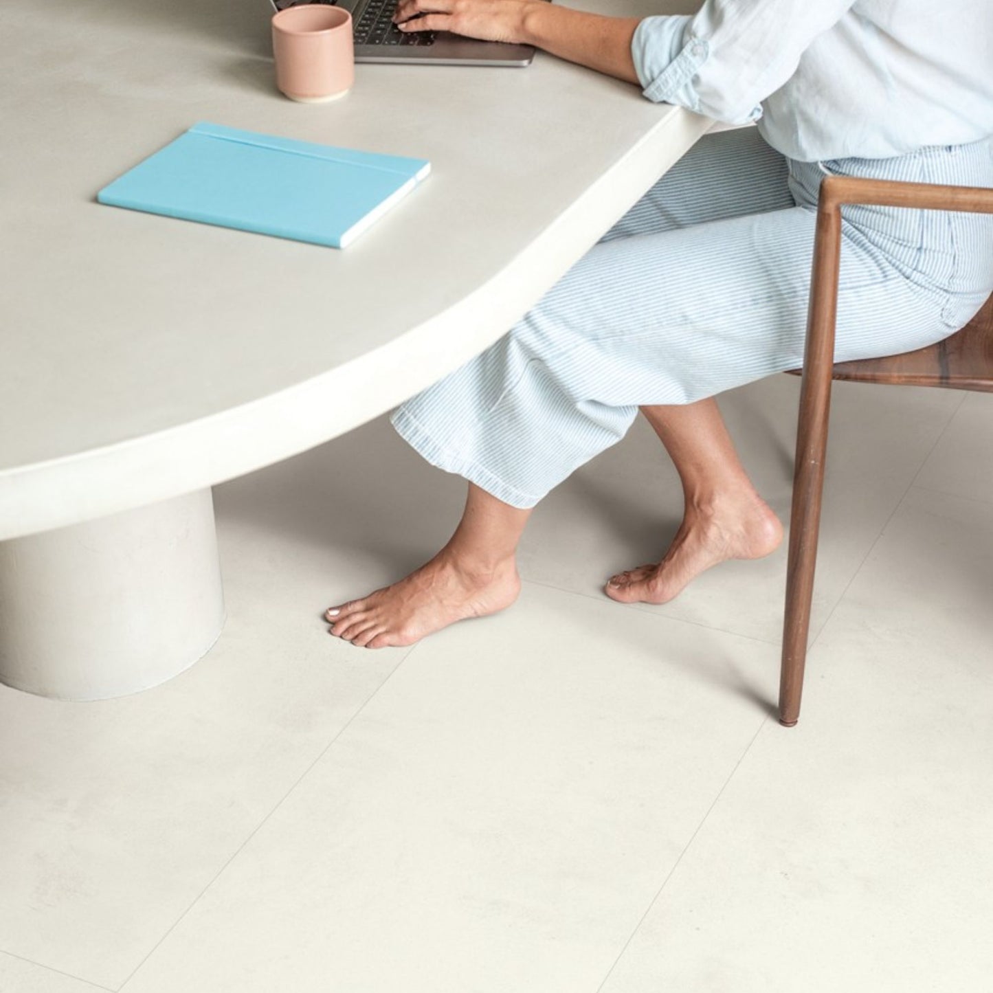 Pavimento in Laminato CAPTURE MUSE GESSO QUICK-STEP effetto pietra bianco resistenza per ambienti domestici intensamente vissuti