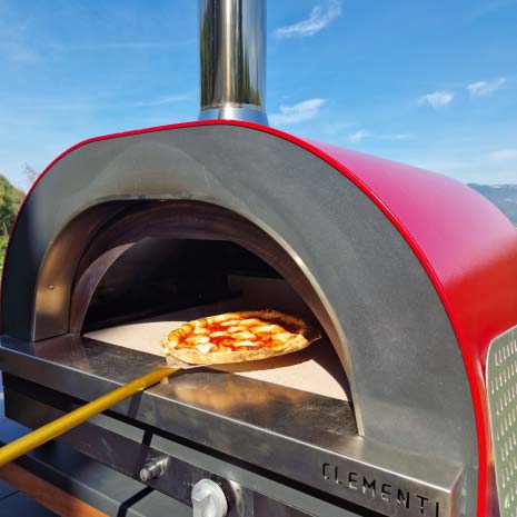 Forno Clementi Gold a gas in un giardino