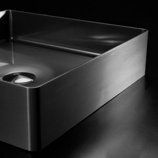 LAVABO FOYER REGULAR da appoggio in acciaio inox PVD - CIPÍ lavandino design minimale, elegante e saldato da un'unica lastra.