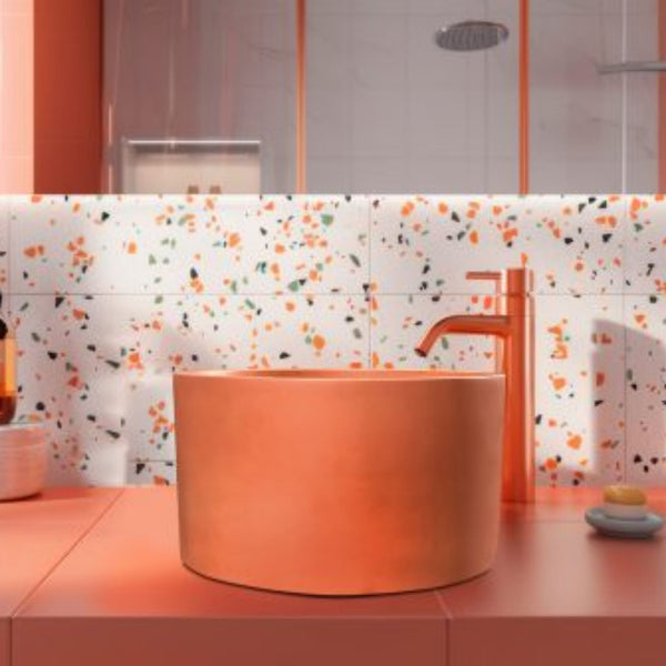 LAVABO MALI ROUND 40Ø in terrazzo Orange - CIPÍ lavandino stile pop, design moderno con fianchi alti per bagni contemporanei