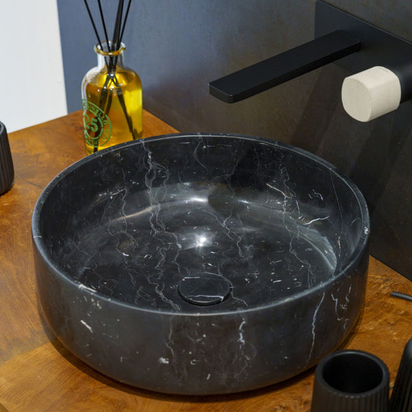 LAVABO NERO MARQUINIA in marmo nero naturale - CIPÍ lavandino da appoggio elegante con piletta coordinata
