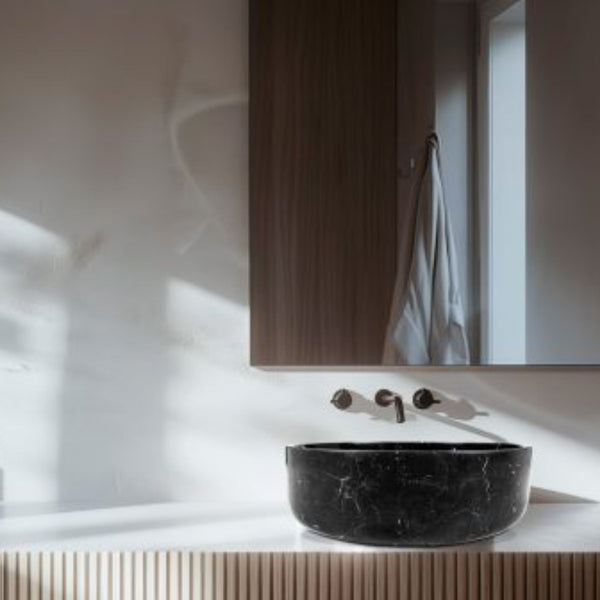LAVABO NERO MARQUINIA in marmo nero naturale - CIPÍ lavandino da appoggio elegante con piletta coordinata