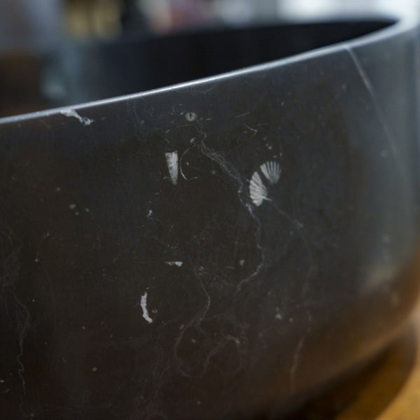 LAVABO NERO MARQUINIA in marmo nero naturale - CIPÍ lavandino da appoggio elegante con piletta coordinata