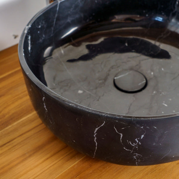 LAVABO NERO MARQUINIA in marmo nero naturale - CIPÍ lavandino da appoggio elegante con piletta coordinata