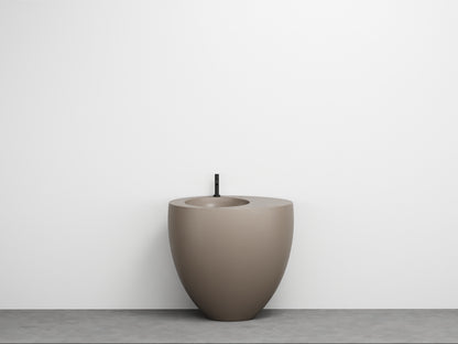 # LAVABO FREESTANDING LE GIARE - CIELO Realizzato in ceramica di alta qualità per un bagno  sinuoso e austero