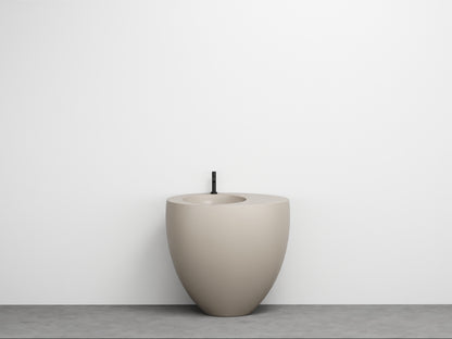 # LAVABO FREESTANDING LE GIARE - CIELO Realizzato in ceramica di alta qualità per un bagno  sinuoso e austero