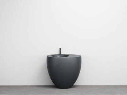 # LAVABO FREESTANDING LE GIARE - CIELO Realizzato in ceramica di alta qualità per un bagno  sinuoso e austero