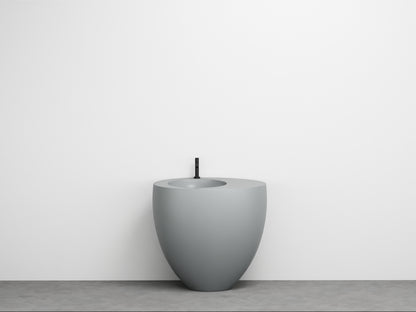 # LAVABO FREESTANDING LE GIARE - CIELO Realizzato in ceramica di alta qualità per un bagno  sinuoso e austero