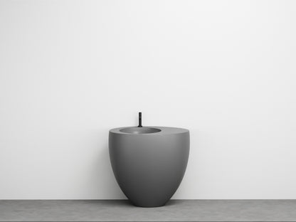 # LAVABO FREESTANDING LE GIARE - CIELO Realizzato in ceramica di alta qualità per un bagno  sinuoso e austero