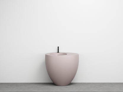 # LAVABO FREESTANDING LE GIARE - CIELO Realizzato in ceramica di alta qualità per un bagno  sinuoso e austero