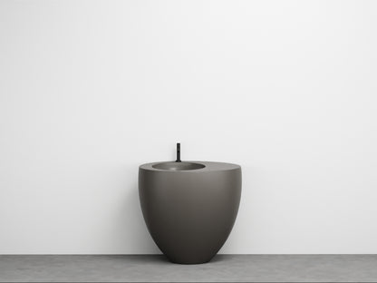 # LAVABO FREESTANDING LE GIARE - CIELO Realizzato in ceramica di alta qualità per un bagno  sinuoso e austero