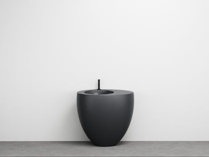 # LAVABO FREESTANDING LE GIARE - CIELO Realizzato in ceramica di alta qualità per un bagno  sinuoso e austero