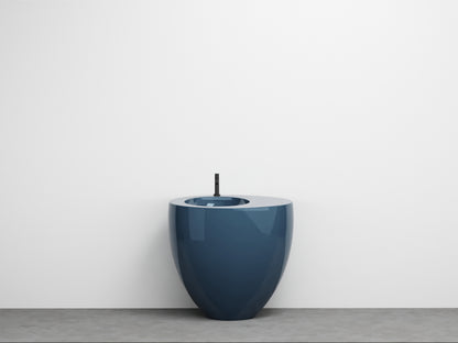 # LAVABO FREESTANDING LE GIARE - CIELO Realizzato in ceramica di alta qualità per un bagno  sinuoso e austero