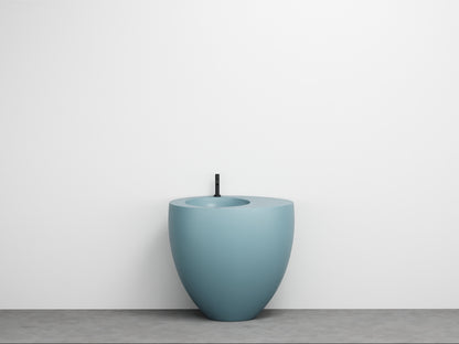# LAVABO FREESTANDING LE GIARE - CIELO Realizzato in ceramica di alta qualità per un bagno  sinuoso e austero
