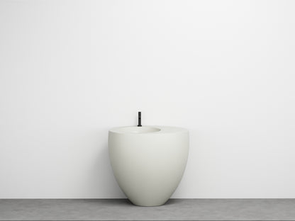 # LAVABO FREESTANDING LE GIARE - CIELO Realizzato in ceramica di alta qualità per un bagno  sinuoso e austero