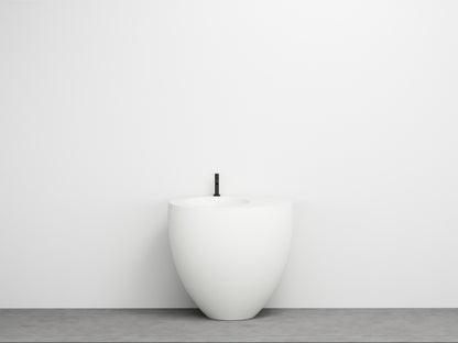 # LAVABO FREESTANDING LE GIARE - CIELO Realizzato in ceramica di alta qualità per un bagno  sinuoso e austero