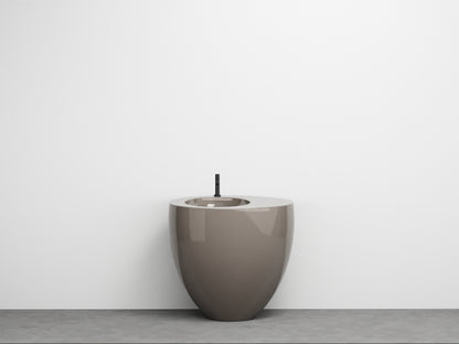 # LAVABO FREESTANDING LE GIARE - CIELO Realizzato in ceramica di alta qualità per un bagno  sinuoso e austero