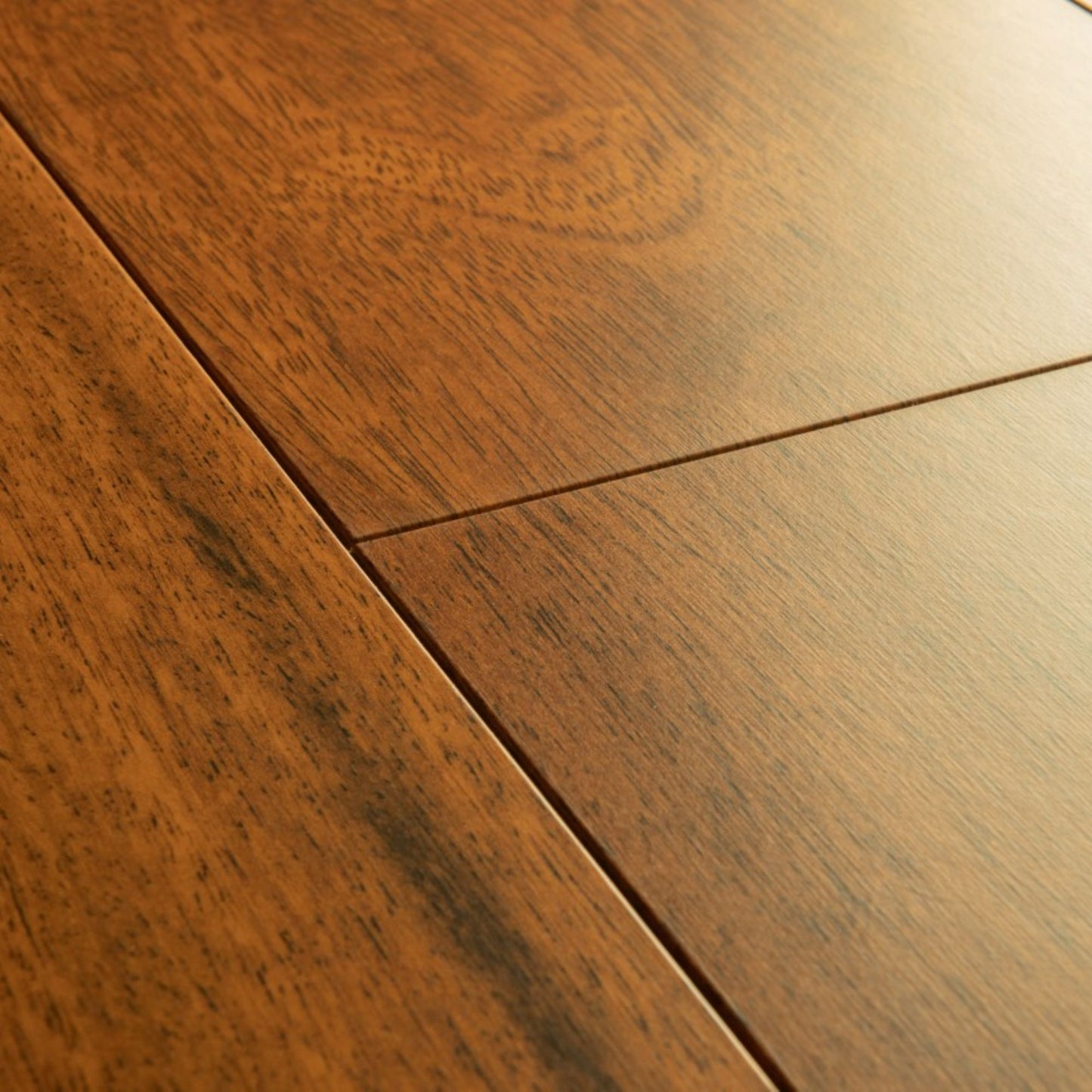 Pavimento in Laminato CAPTURE MERBAU QUICK-STEP effetto legno rosso impermeabile con tecnologia Scratch Guard, posa Uniclic