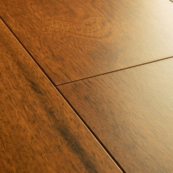 Pavimento in Laminato CAPTURE MERBAU QUICK-STEP effetto legno rosso impermeabile con tecnologia Scratch Guard, posa Uniclic