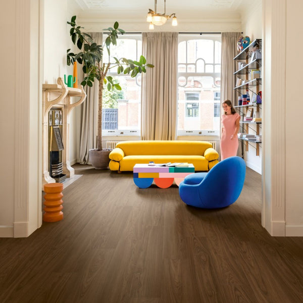 Pavimento in Laminato CAPTURE NOCE ELEGANTE QUICK-STEP 100% impermeabile, Scratch Guard, posa Uniclic