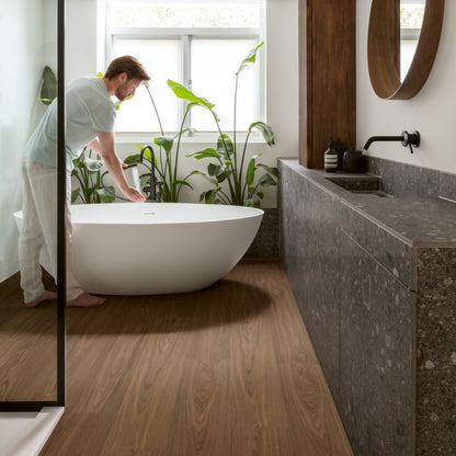 Pavimento in Laminato CAPTURE NOCE ELEGANTE QUICK-STEP 100% impermeabile, Scratch Guard, posa Uniclic