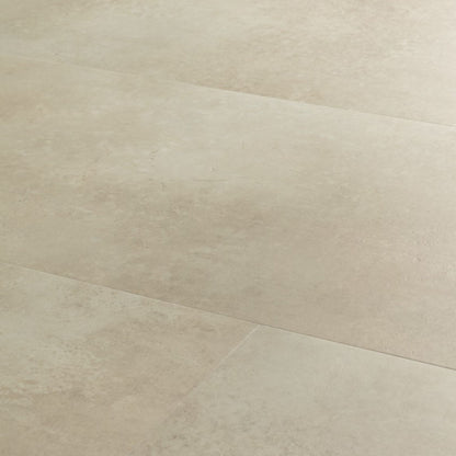 Pavimento in PVC ILLUME CEMENTO ARENARIA QUICK-STEP effetto pietra bisellatura naturale e garanzia a vita
