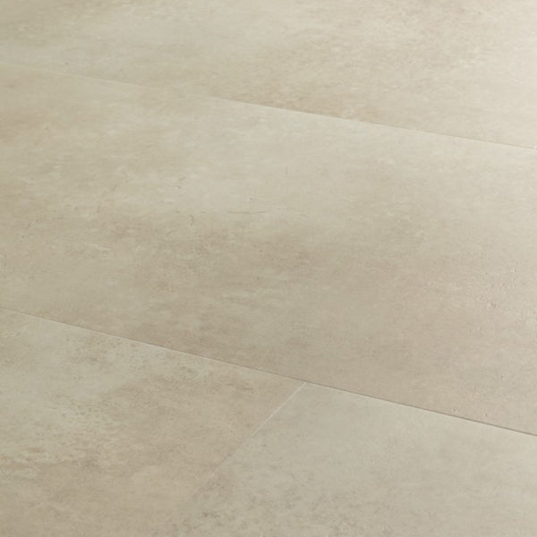 Pavimento in PVC ILLUME CEMENTO ARENARIA QUICK-STEP effetto pietra bisellatura naturale e garanzia a vita