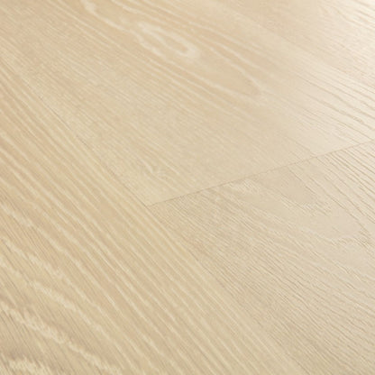 Pavimento in Laminato CLASSIC ROVERE BEIGE GHIACCIATO QUICK-STEP con sistema Uniclic e compatibilità con riscaldamento a pavimento per ambienti residenziali