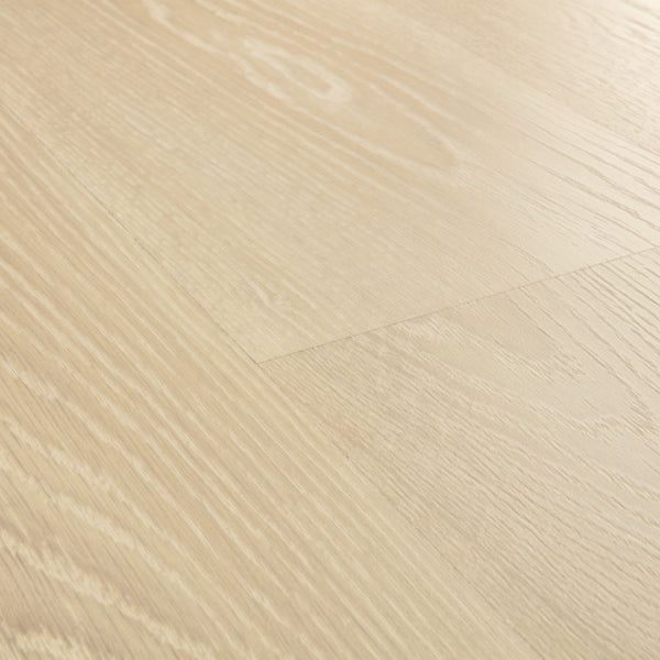 Pavimento in Laminato CLASSIC ROVERE BEIGE GHIACCIATO QUICK-STEP con sistema Uniclic e compatibilità con riscaldamento a pavimento per ambienti residenziali