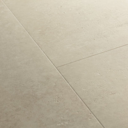 Pavimento in PVC ILLUME CEMENTO ARENARIA QUICK-STEP effetto pietra bisellatura naturale e garanzia a vita