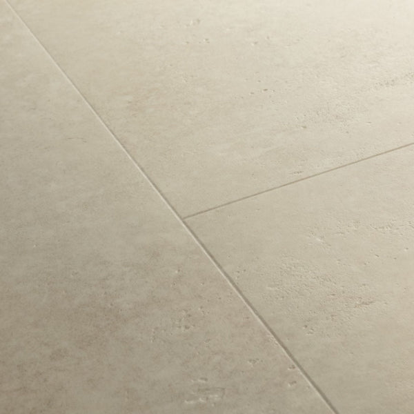 Pavimento in PVC ILLUME CEMENTO ARENARIA QUICK-STEP effetto pietra bisellatura naturale e garanzia a vita
