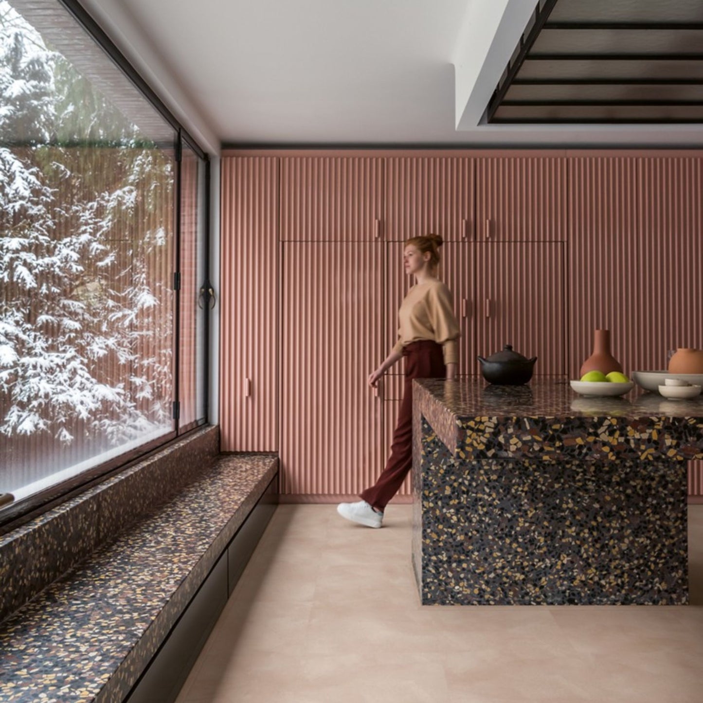 Pavimento in PVC ILLUME BLUSH SOFT QUICK-STEP tonalità rosa tenue con aspetto pietra delicato e contemporaneo