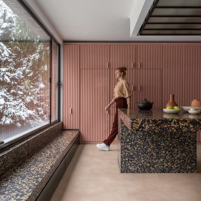 Pavimento in PVC ILLUME BLUSH SOFT QUICK-STEP tonalità rosa tenue con aspetto pietra delicato e contemporaneo