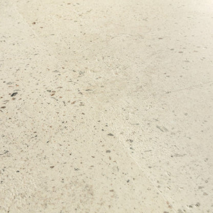 Pavimento in PVC ILLUME CEMENTO GHIAIA QUICK-STEP pietra con finitura cemento tonalità beige crea ambienti luminosi e continui