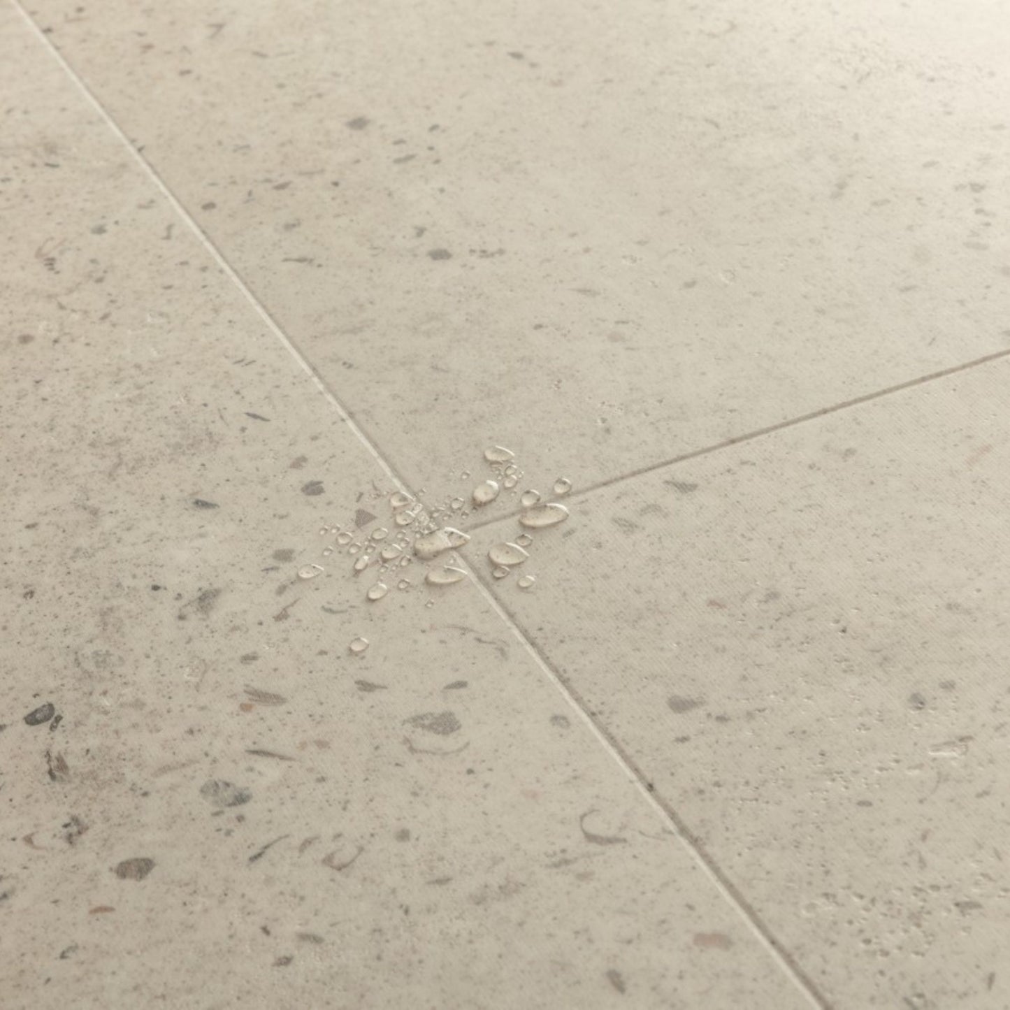 Pavimento in PVC ILLUME CEMENTO OSTRICA QUICK-STEP pietra con tonalità grigio chiaro consente di valorizzare ambienti luminosi e ordinati